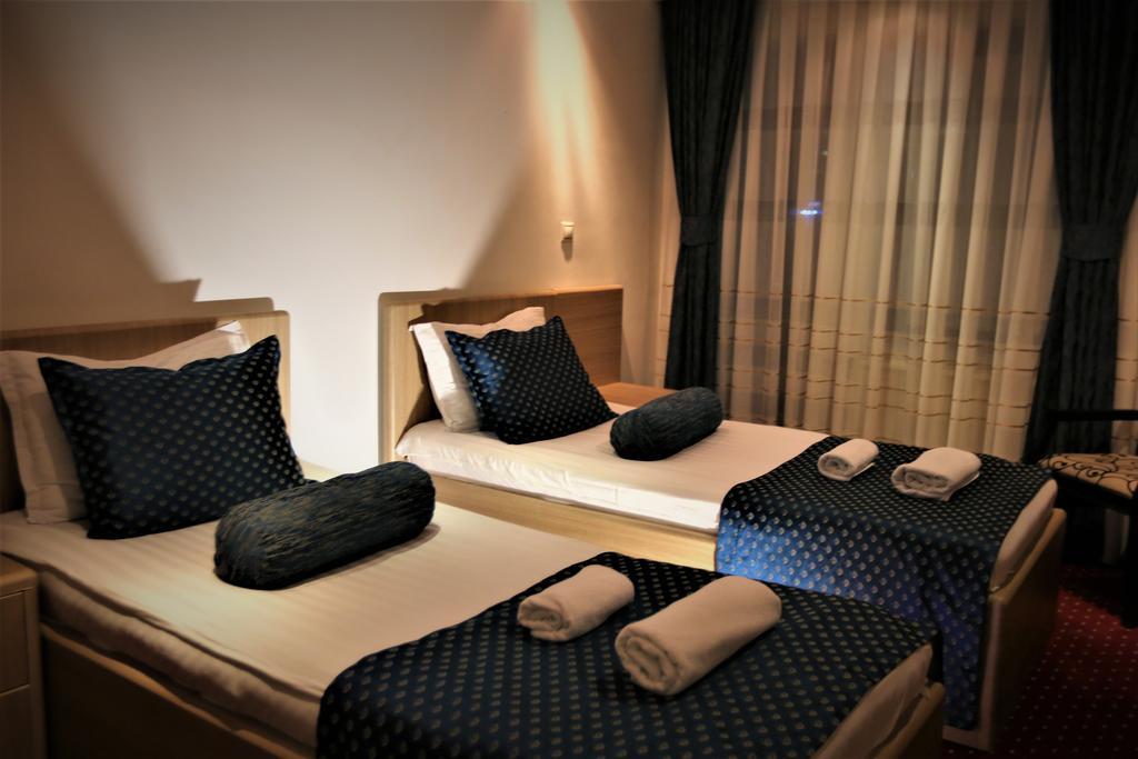 Hotel Pejton プリシュティナ エクステリア 写真