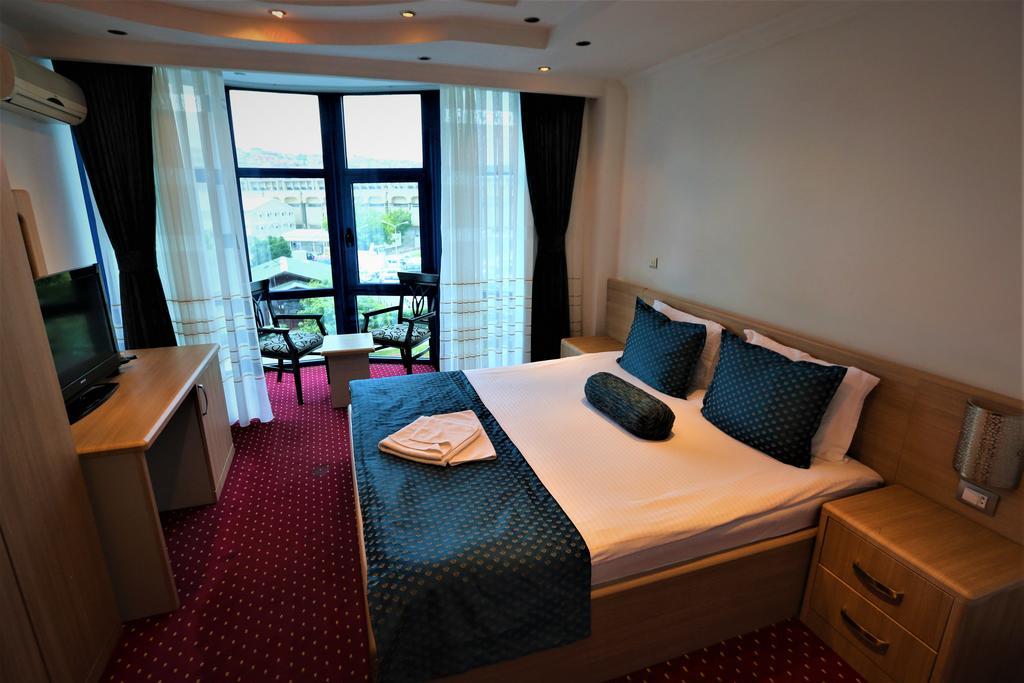 Hotel Pejton プリシュティナ エクステリア 写真